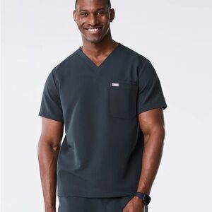 FIGS Men’s Leon Three-Pocket Scrub Top in Dark Harbor Color (NWT)